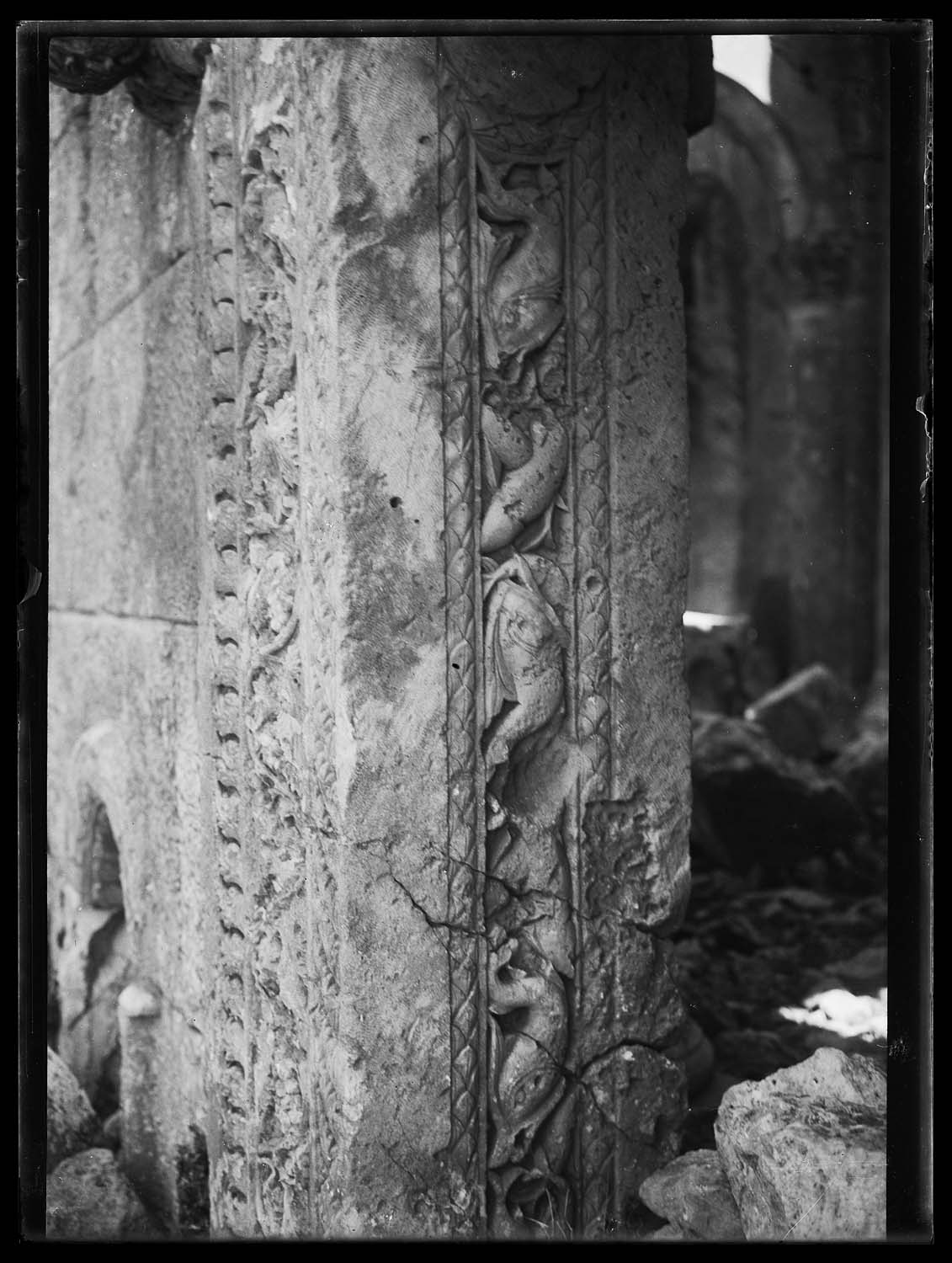 Détail de l'encadrement sculpté d'une porte de l'église